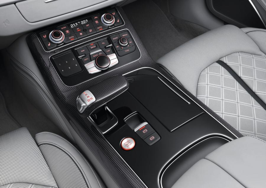 Детали интерьера Audi S8 (D4) 2012 года  (WW) (фото 9 из 59)